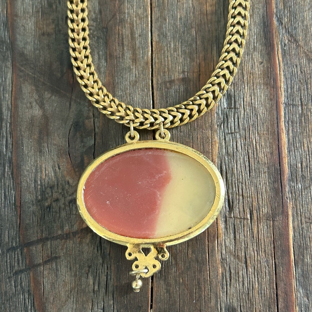 1928 Cameo Gold Tone Necklace - Picture 4 of 9